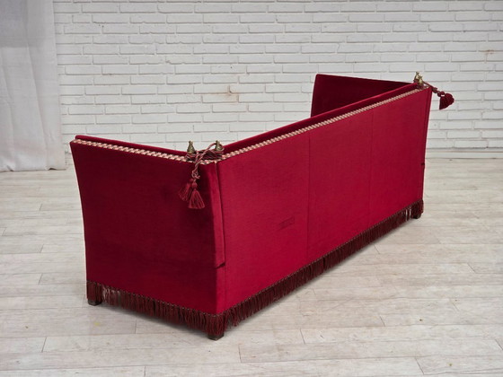 Image 1 of Canapé danois 3 places à accoudoirs rabattables « espagnol » des années 1970, revêtement en velours rouge.