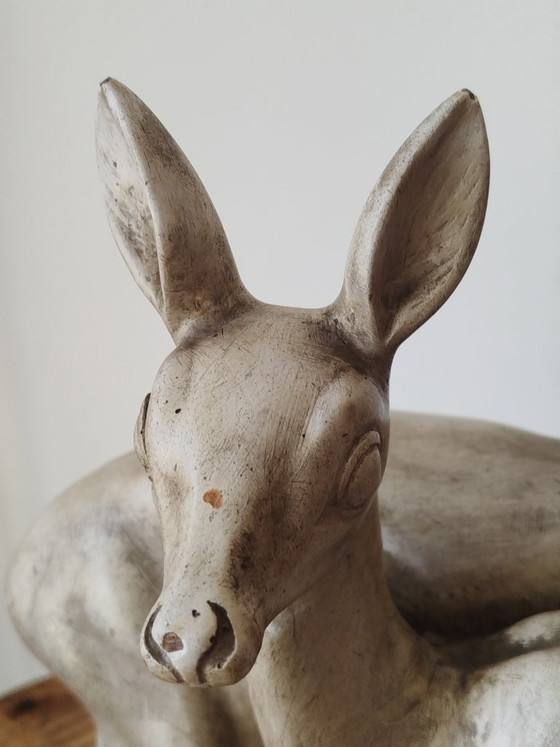 Bellissima scultura in gesso in stile Art Déco raffigurante una coppia di caprioli (circa 1930-40). (photo 10 of 15)