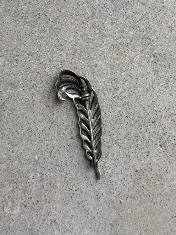 Image 1 of Broche vintage A835 en argent belge, ornée de pierres, représentant une feuille.