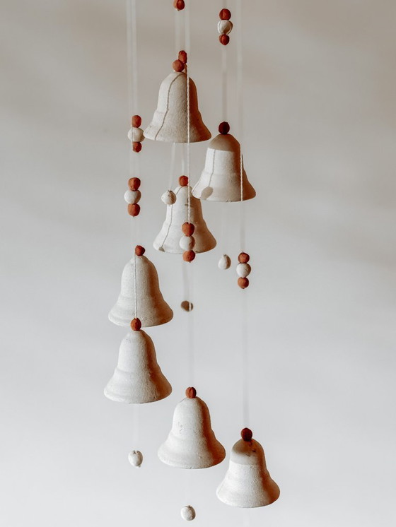 Image 1 of Carillon a vento in ceramica con campana in cima - ciondolo vintage fatto a mano