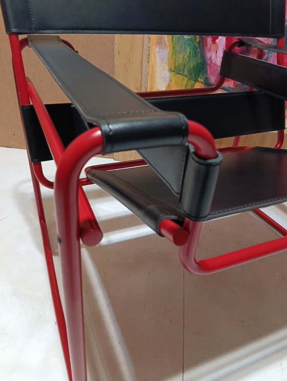Image 1 of Bolso Knoll Wassily B3 rojo mate, nuevo-usado, en piel negra, de Marcel Breuer.