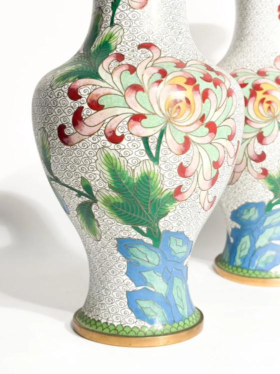 Pair of Chinese Cloisonné Vases with Floral and Hummingbird Motifs, 1950s – Metal (photo 12 of 15)