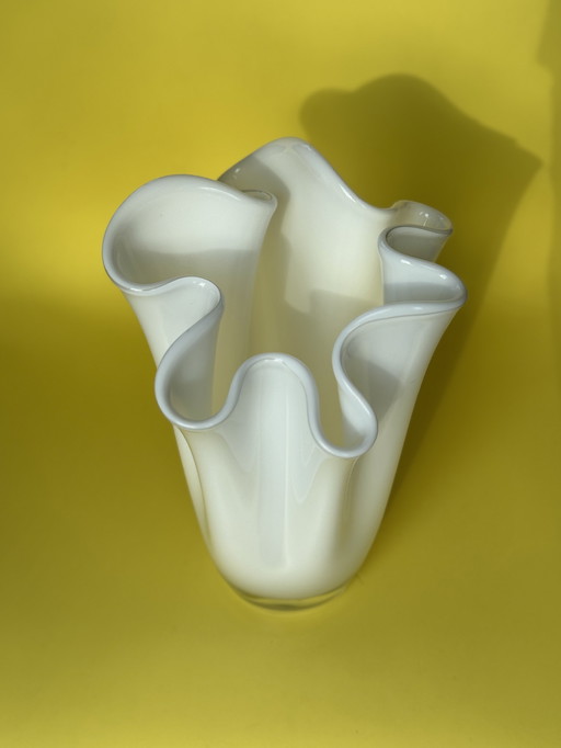 Vase mouchoir vintage en verre blanc - Elegant Design Eyecatcher