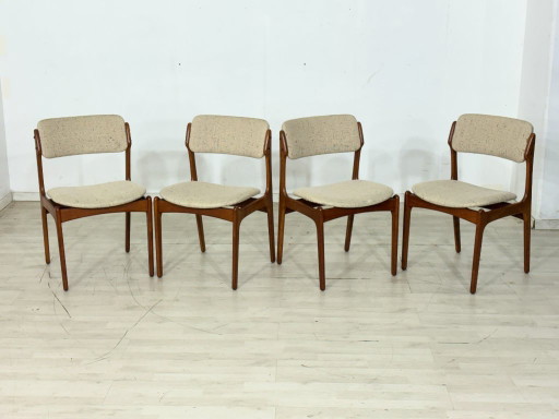 Set van 4 Deense designstoelen uit het midden van de 20e eeuw / Teakhouten eetkamerstoelen / Keukenstoelen uit de jaren 60 /