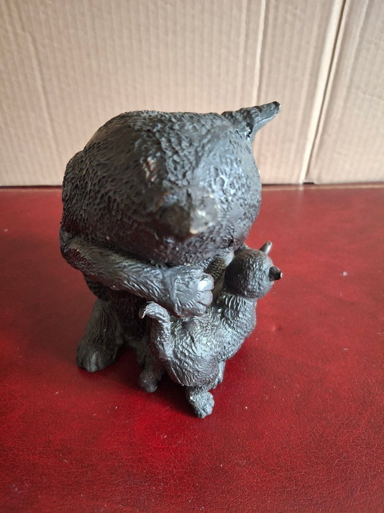 Image 1 of Escultura de bronce de un gatito jugando con la cola de un gato.