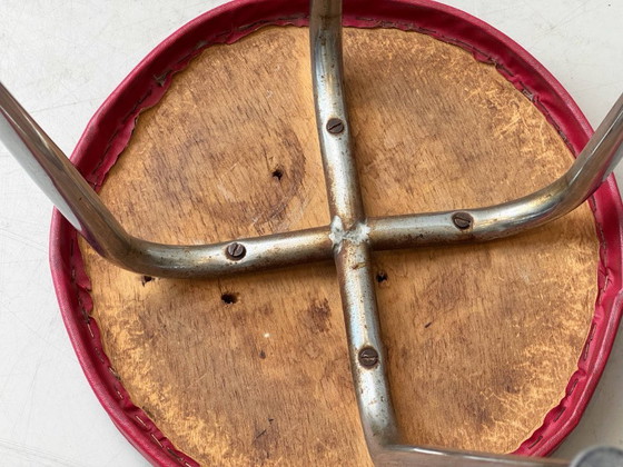 Image 1 of Tabouret vintage avec revêtement rouge et structure chromée, années 1960