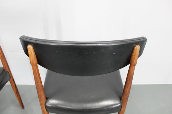 Image 1 of    	 1960er Satz von sechs hölzernen Esszimmerstühlen mit schwarzem Kunstlederbezug, Dänemark