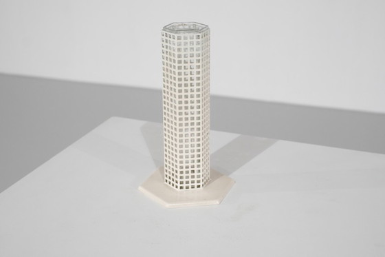 Image 1 of Vaas "Wolkenkrabber" van Josef Hoffmann voor Bieffeplast, Italië, jaren 80.