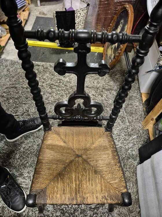 Image 1 of Antica sedia da preghiera con sedile in vimini e decorazione a croce.