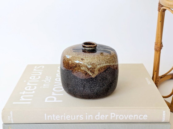 Image 1 of Vaso vintage rotondo in ceramica Studio Pottery |Smalto marrone e crema a goccia | Ceramica moderna del Medioevo