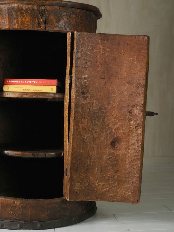 Image 1 of Cabinet d'art populaire primitif fabriqué à partir d'un vieux tronc d'arbre.