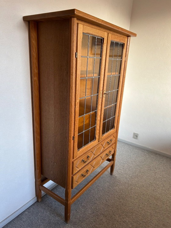 Vetrina danese in rovere stile Mid-Century Modern con ante in vetro piombato, anni '60. – Art of Living (photo 6 of 10)