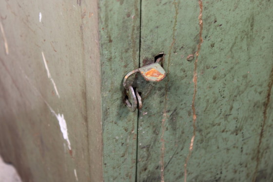 Image 1 of Armoire métallique industrielle antique • Armoire d'atelier vintage verte patinée • Style loft et usine