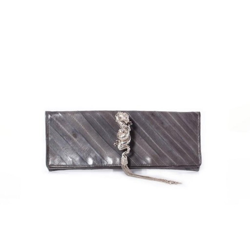 Maison Du Posh, Knöchelring-Clutch mit Drachenmotiv.