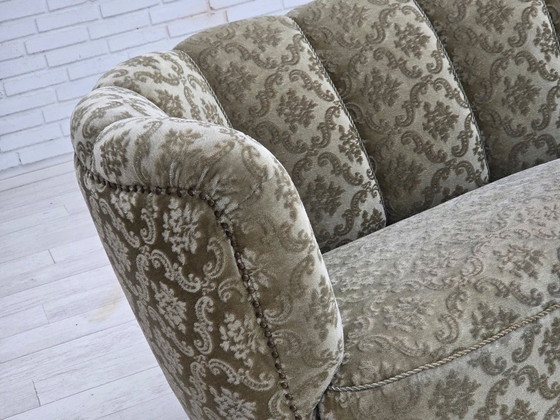 Image 1 of Sofá curvo danés de 2 plazas de los años 60, tapizado en terciopelo verde claro.