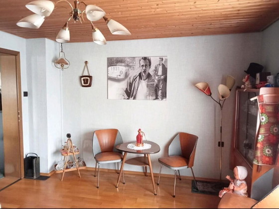 Image 1 of Juego de sillones club de mediados de siglo que incluye una mesa en forma de riñón y tres sillas. Conjunto de asientos estilo ro