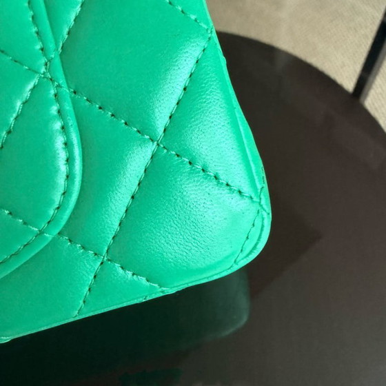 Image 1 of Chanel Classic Flap Mini - 20 cm gewatteerd lamsleer, groen, goudkleurige hardware, serie 18