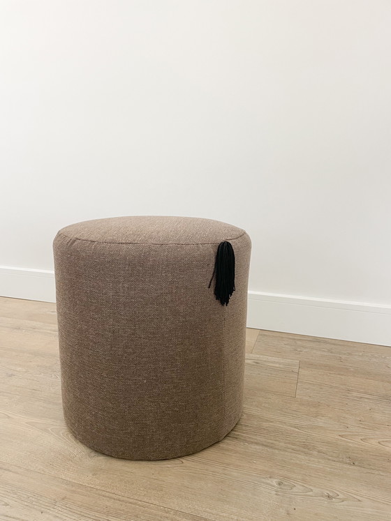 Image 1 of Pouf e cuscino realizzati a mano con dettagli a frange nere.