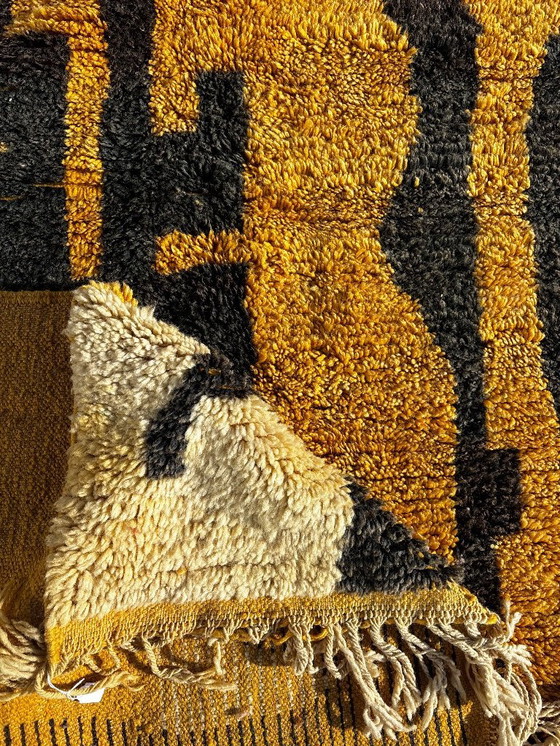 Image 1 of Tapis marocain moderne en laine – 175 x 270 cm, tissé à la main, motif abstrait jaune moutarde, tapis berbère