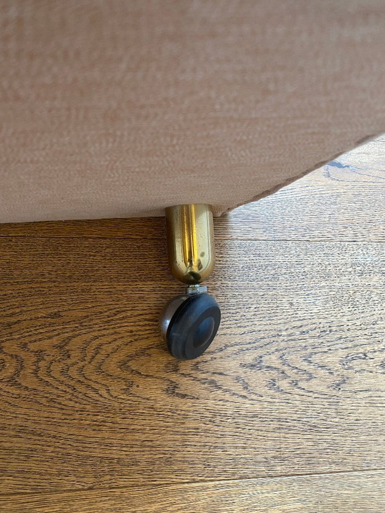 Gestoffeerde voetenbank met wielen, crème, Sormani, Hockers en poefs, Leer, Hout, Vintage (foto 10 van 10)
