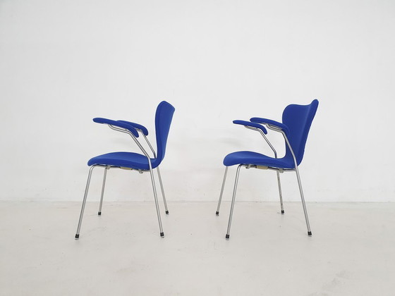 Image 1 of Set of 2 model 3207 dining chairs by Arne Jacobsen for Fritz Hansen, Denmark 2001