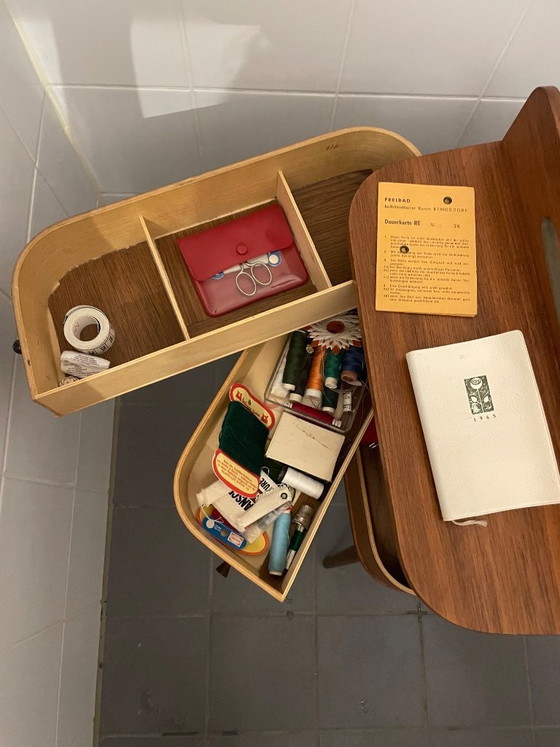 Image 1 of Teakhouten Naaikastje. Mid-Century, Scandinavisch Design. Unieke Tijdcapsule uit deze tijd door de Oorspronkelijke Inhoud 