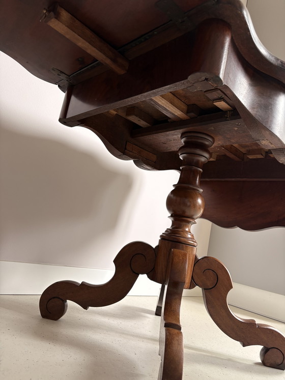 Image 1 of Tavolo vintage inglese in noce con gambe a ribalta, piano a crosta di torta e gamba centrale a cabriole.