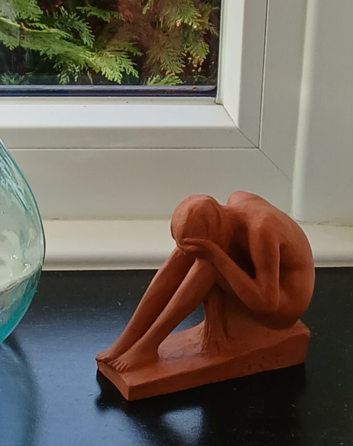Terrakotta-Skulptur „Weinende Frau“ von Maurice De Korte – decoratieve objecten, Other