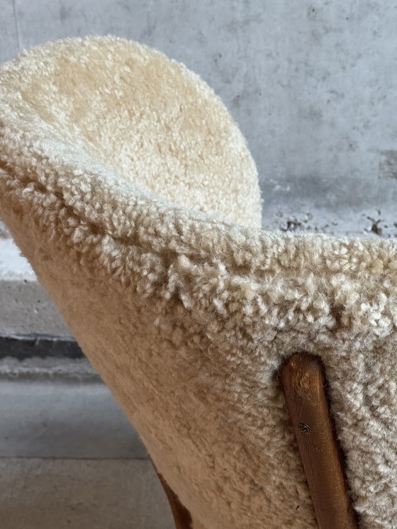 Image 1 of Scandinavische designstoel in schapenvacht