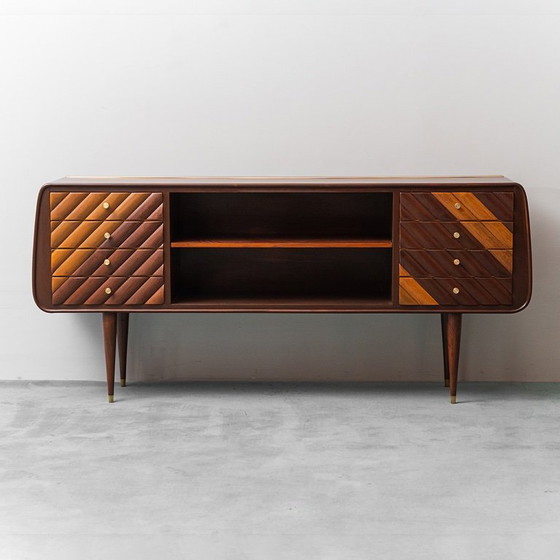 Image 1 of CREDENZA VINTAGE IN LEGNO CON DETTAGLI IN OTTONE DEGLI ANNI '60, ANTIQUARIATO MODERNO