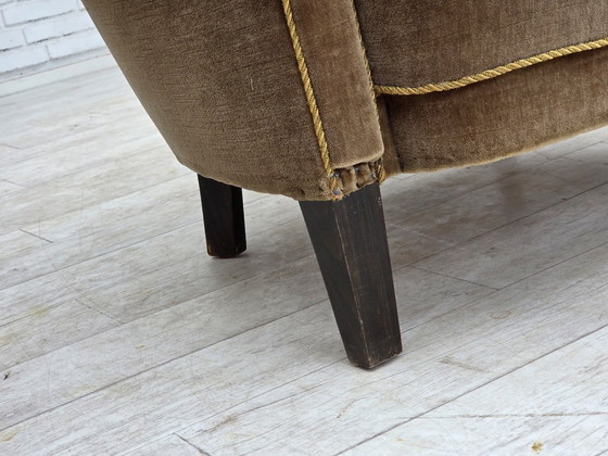 Image 1 of Fauteuil danois des années 1960, revêtement d'origine en velours vert.