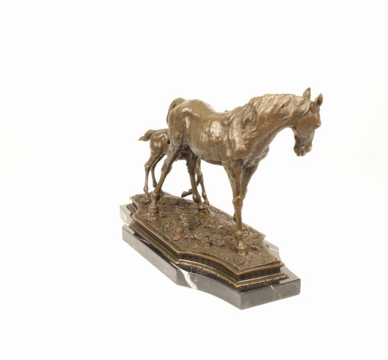 Image 1 of Große Bronzeskulptur einer Stute mit Fohlen auf Marmorsockel, signierte Kunststatue, neu