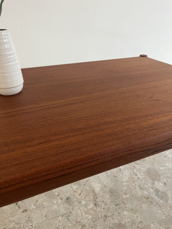 Image 1 of Mesa de centro danesa de mediados de siglo; madera de teca, fabricada en Dinamarca