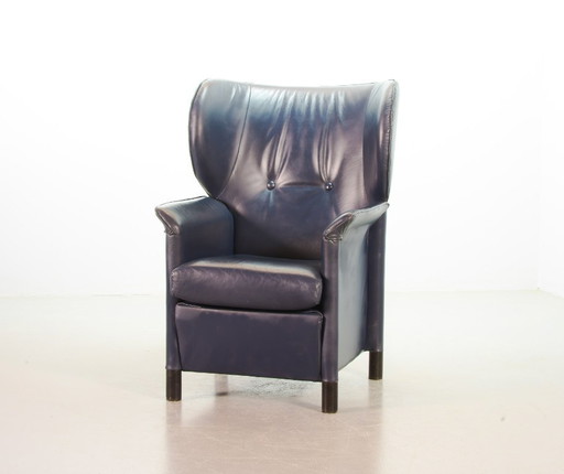 Fauteuil à oreilles Wittmann en cuir souple bleu pétrole, modèle Aura, dessiné par Paolo Piva. Autriche, années 1980.