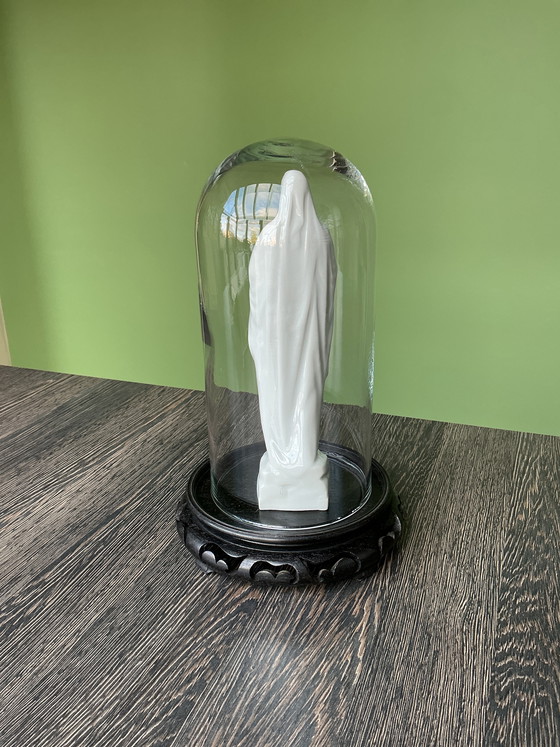 Image 1 of Estatua de porcelana de la Virgen María bajo una cúpula de cristal.