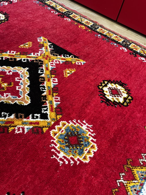 Image 1 of Hermosa alfombra bereber marroquí hecha a mano.