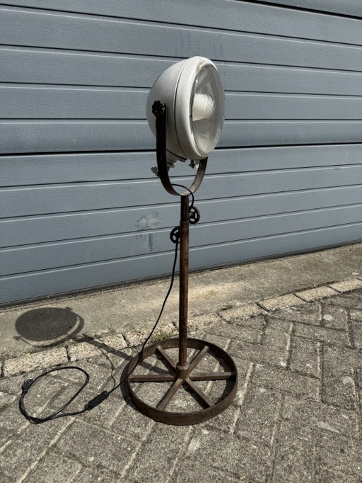 Lámpara industrial hecha a partir de un coche antiguo