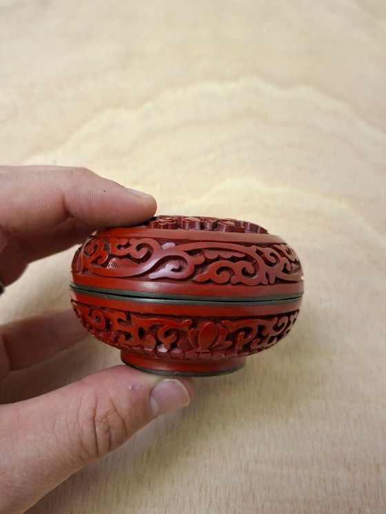 Image 1 of Tasse à encre rouge de Chine avec des fleurs sculptées à la main - vers 1940