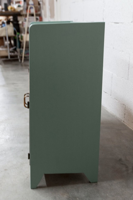 Image 1 of Atypische, elegante, lage vitrinekast uit de jaren 60 in een stijlvolle groene kleur.