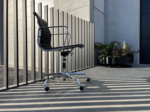 Vitra Eames EA117 Chaise de bureau en cuir
