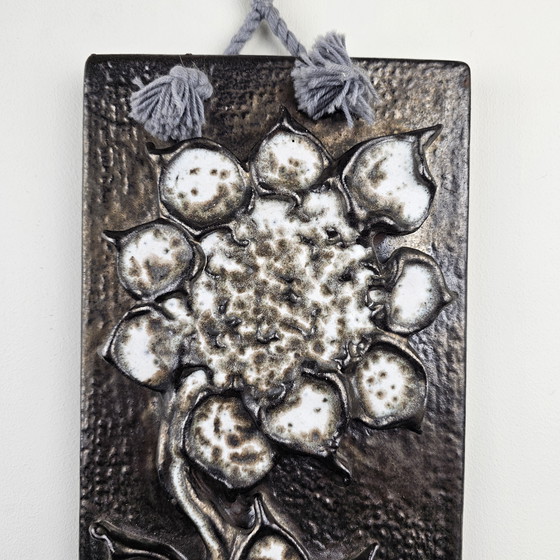 Image 1 of Una targa murale della Germania Ovest, realizzata da Carstens. La targa è rettangolare e raffigura fiori bianchi.