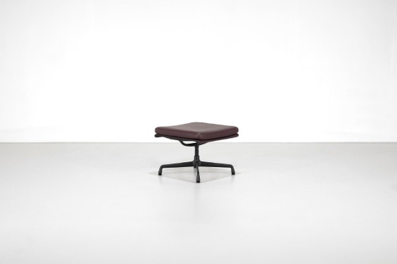 EA 223 Ottoman Stool designed by Charles and Ray Eames for Vitra, USA, 1969. – Display cabinets, Aluminium (photo 2 of 19)