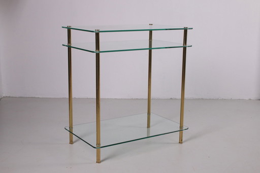 Hollywood Regency Beistelltisch mit goldfarbenen Beinen.