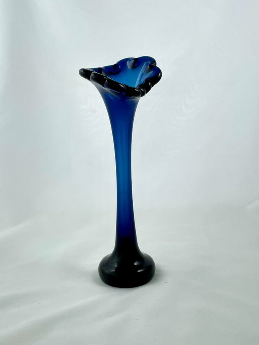 Bo Borgström pour Åseda – Vase « Dogbone » bleu cobalt avec bord fleuri – Suède, années 1960