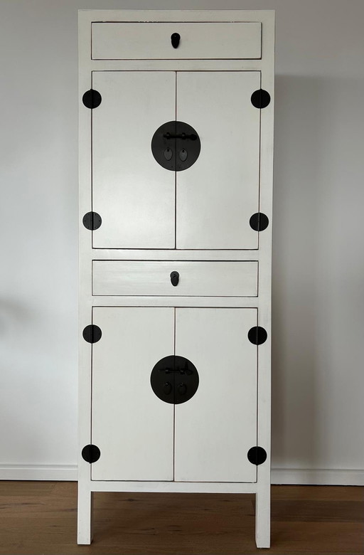 Weißholzschrank im chinesischen Stil