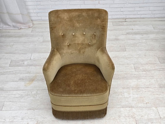 Image 1 of Poltrona danese con schienale alto, anni '70, rivestimento in velluto verde chiaro.