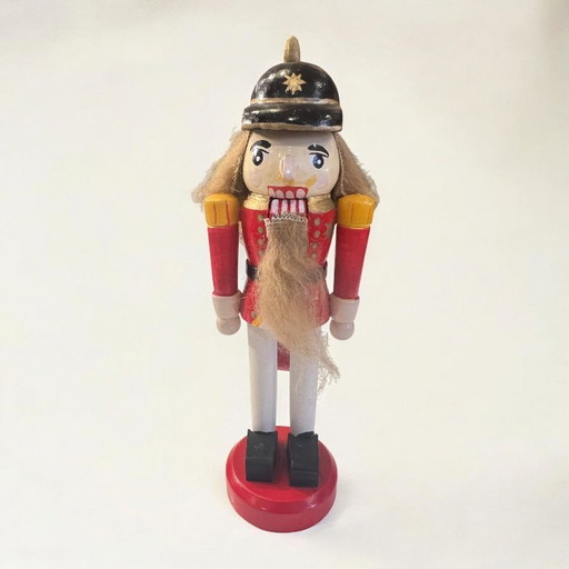 Officier Casse-Noisette vintage avec casque à pointe – Figurine en bois du milieu du XXe siècle