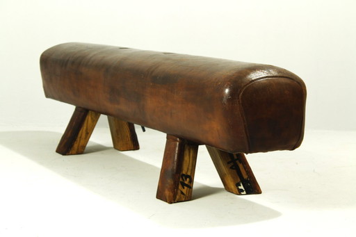 Banco de gimnasio vintage de cuero con forma de caballo con arcos, década de 1940.