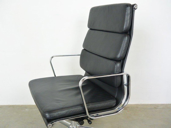 Image 1 of Silla de oficina de piel sintética Vitra EA219, diseño de Charles Eames