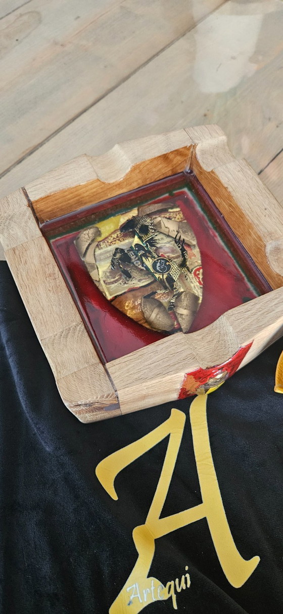 Image 1 of Handgefertigter Aschenbecher aus Eichenholz mit Epoxidharz – Individueller Zigarrenaschenbecher – Geschenkidee für die Ferrari-M